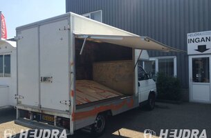 Heudra maatwerk verkoopklep in bestaande opbouw op bus