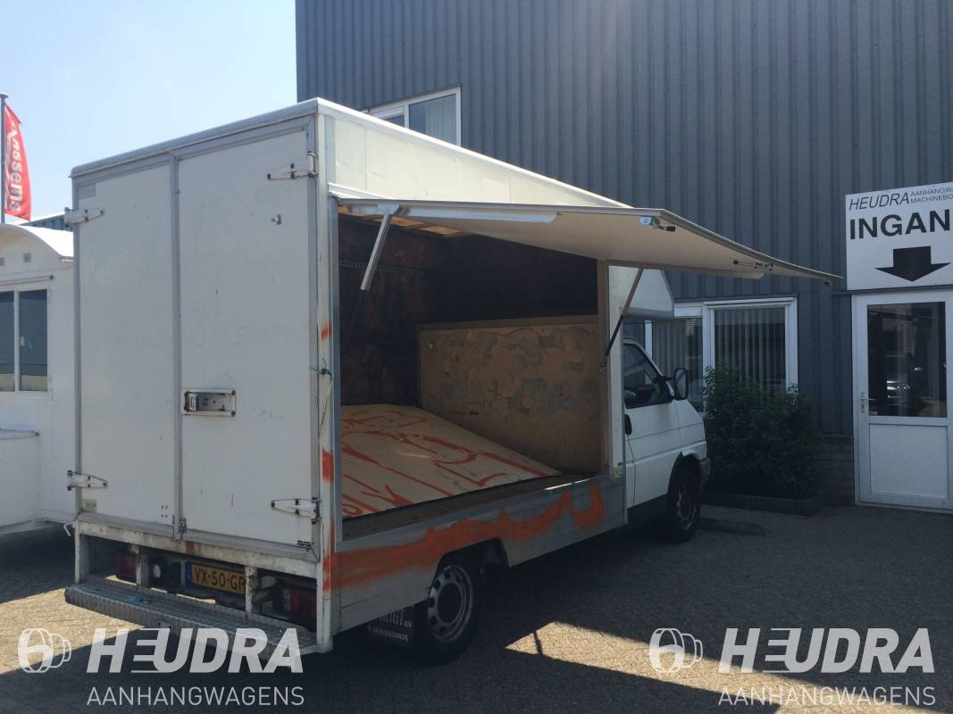 Heudra maatwerk verkoopklep in bestaande opbouw op bus