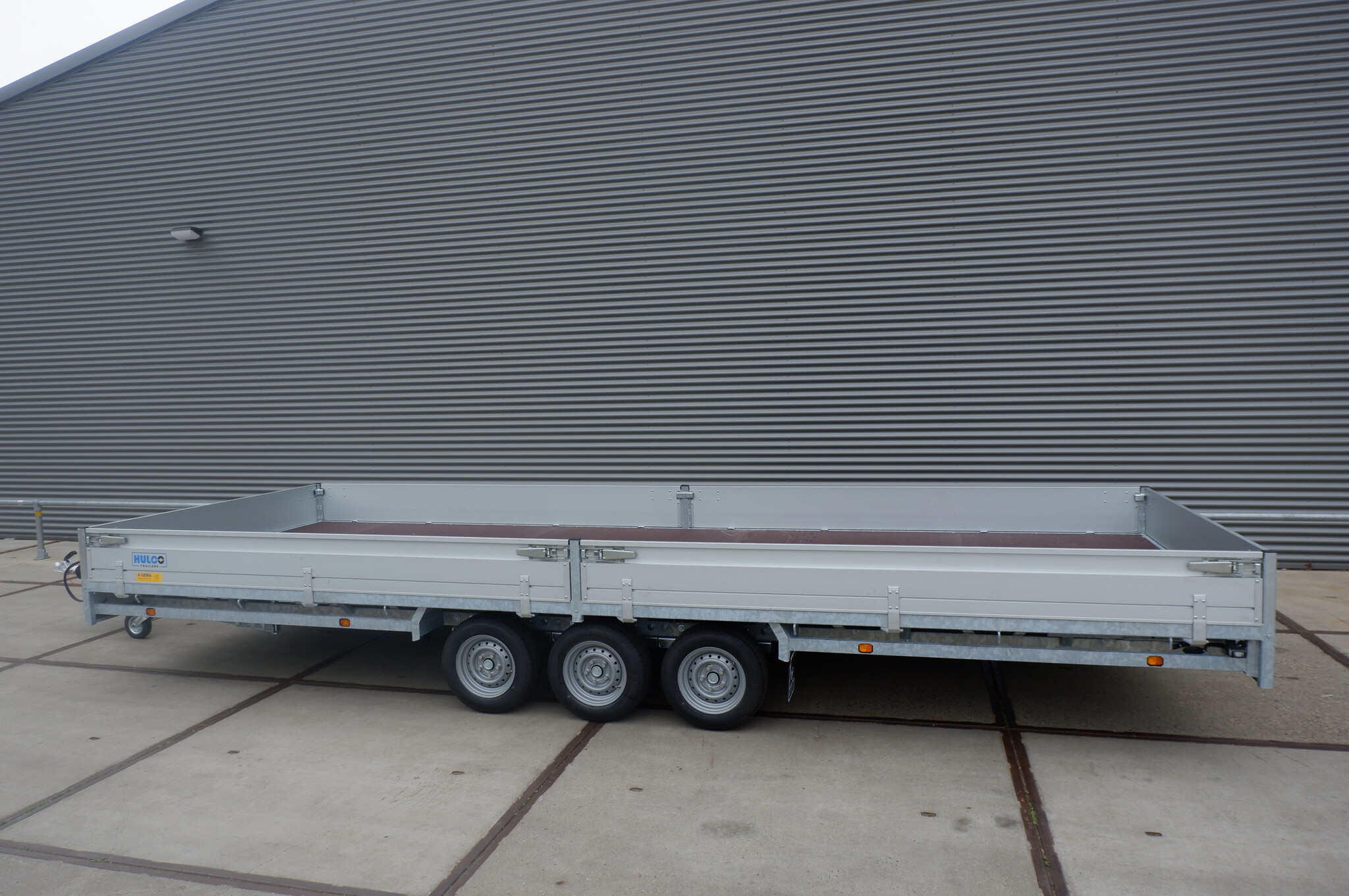 Verhuurmodel Hulco Plateauwagen 3500kg 611x223cm