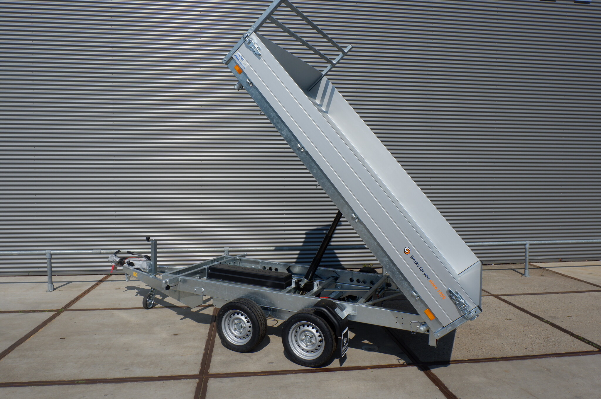 Saris elektrische driezijdige kipper 3500kg 306x184cm