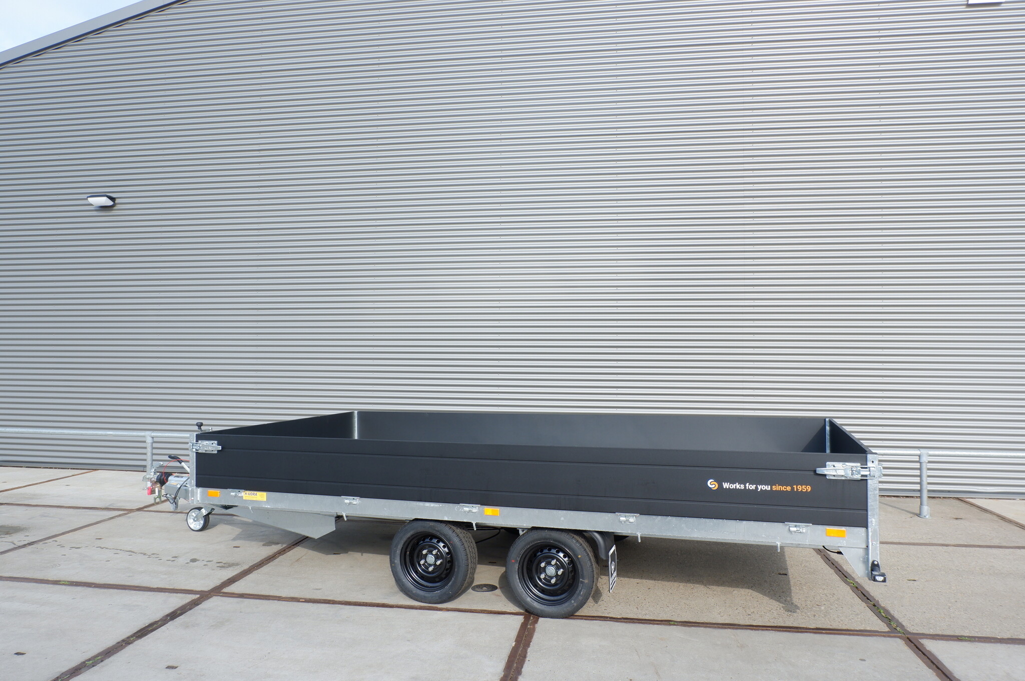 Saris plateauwagen 3500kg 406x204cm Black Edition met staalplaat vloer