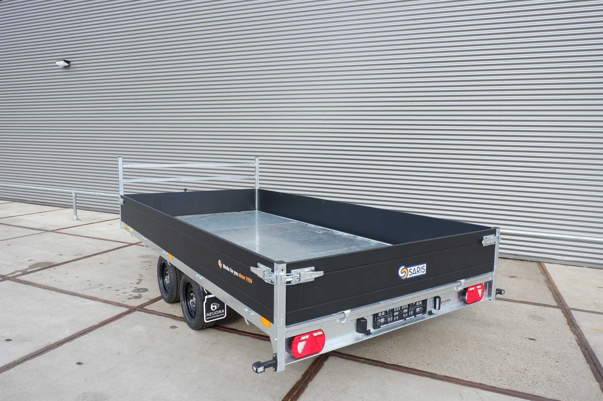 Saris plateauwagen 2700kg tandemas 406x204cm Black Edition met staalplaat vloer