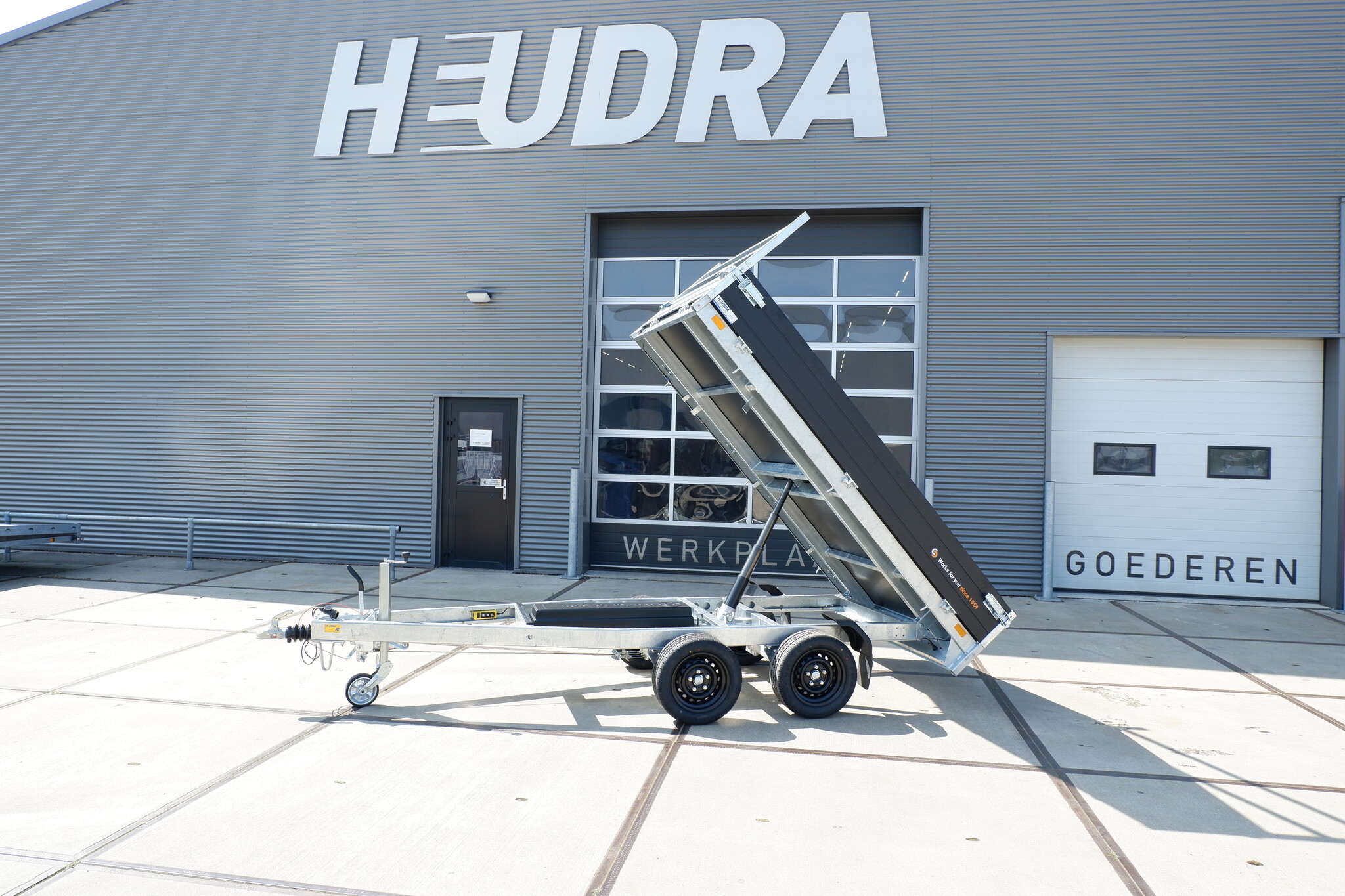 Saris elektrische kipper achterwaarts 2000kg 306x170cm Black Edition