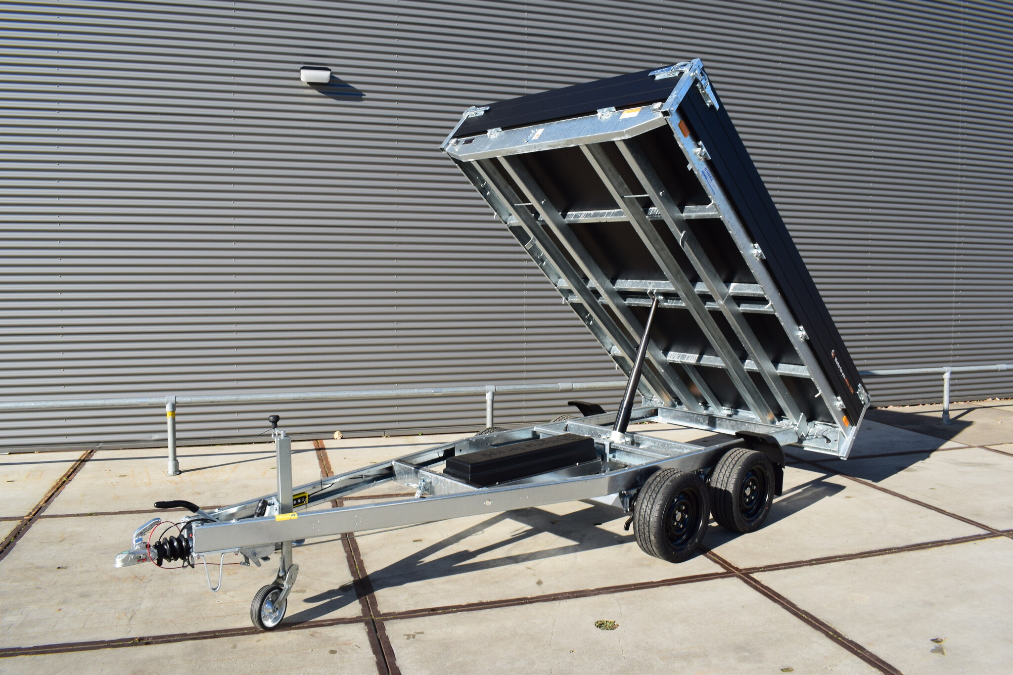 Saris elektrische kipper achterwaarts 2700kg 306x184cm Black Edition