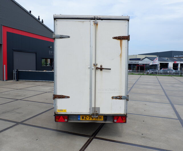 Gebruikte Hoka gesloten aanhangwagen 1900kg 345x140x185cm