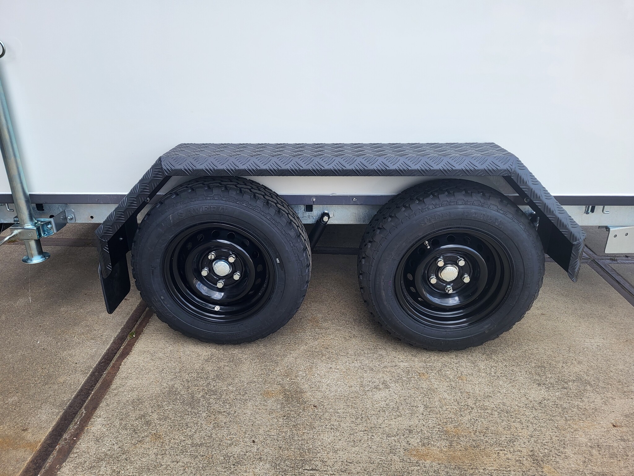 Spatbord aluminium traanplaat zwart voor Henra gesloten bakwagen (set)