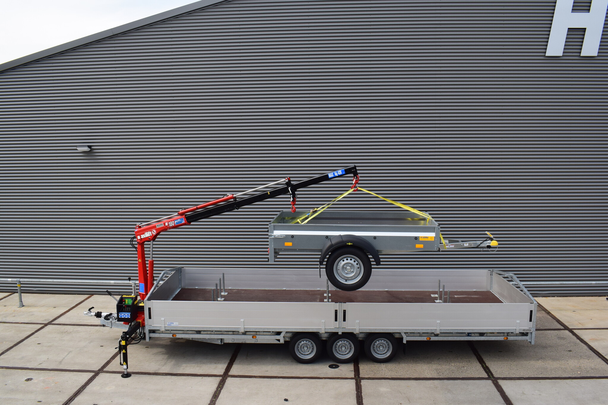 Heudra plateauwagen met maatwerk laadkraan, frame en vlakzeil