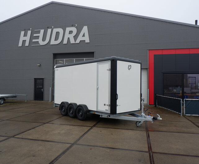 Henra gesloten aanhangwagen Tridemas 3500kg 465x184x220cm Xpert met zijdeur en oprijklep