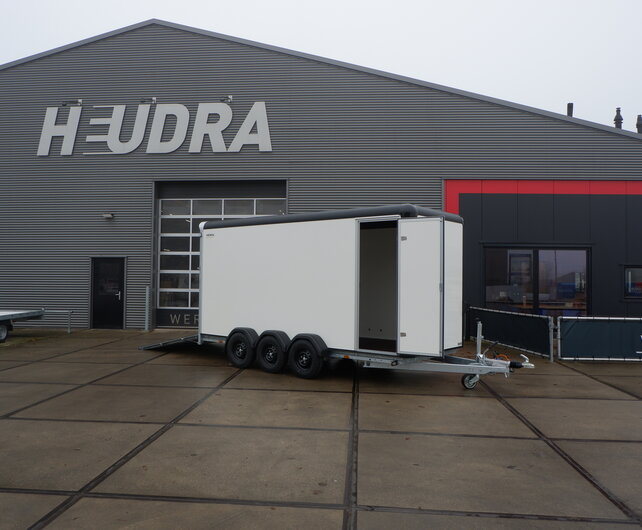 Henra gesloten aanhangwagen Tridemas 3500kg 465x184x220cm Xpert met zijdeur en oprijklep