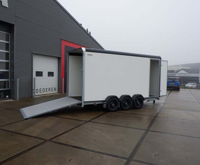Henra gesloten aanhangwagen Tridemas 3500kg 465x184x220cm Xpert met zijdeur en oprijklep