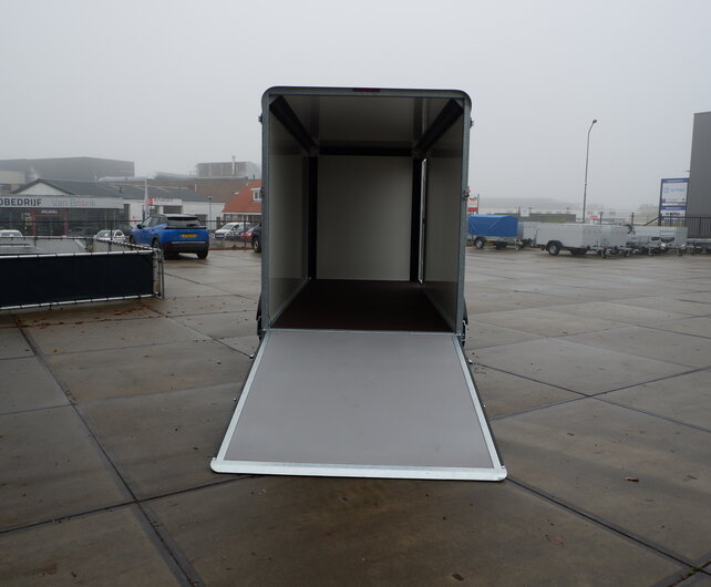 Henra gesloten aanhangwagen Tridemas 3500kg 465x184x220cm Xpert met zijdeur en oprijklep