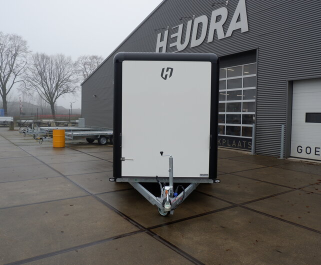 Henra gesloten aanhangwagen Tridemas 3500kg 465x184x220cm Xpert met zijdeur en oprijklep