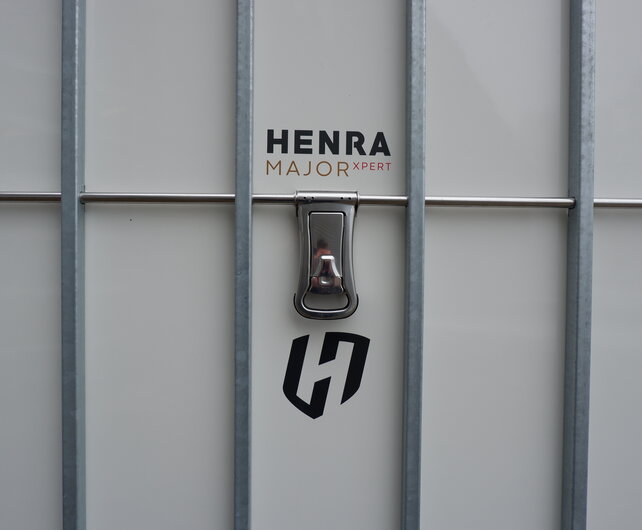 Henra gesloten aanhangwagen Tridemas 3500kg 465x184x220cm Xpert met zijdeur en oprijklep