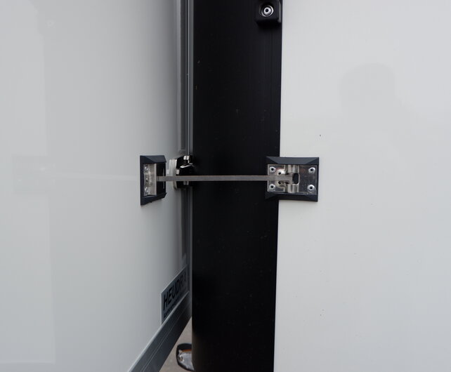 Henra gesloten aanhangwagen Tridemas 3500kg 465x184x220cm Xpert met zijdeur en oprijklep