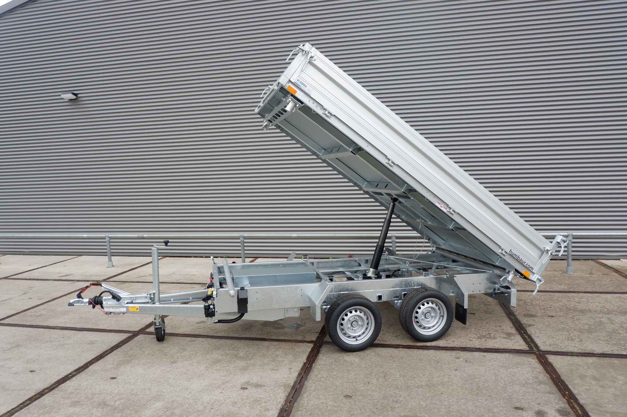 Humbaur elektrische driezijdige kipper 2700kg 268x150cm