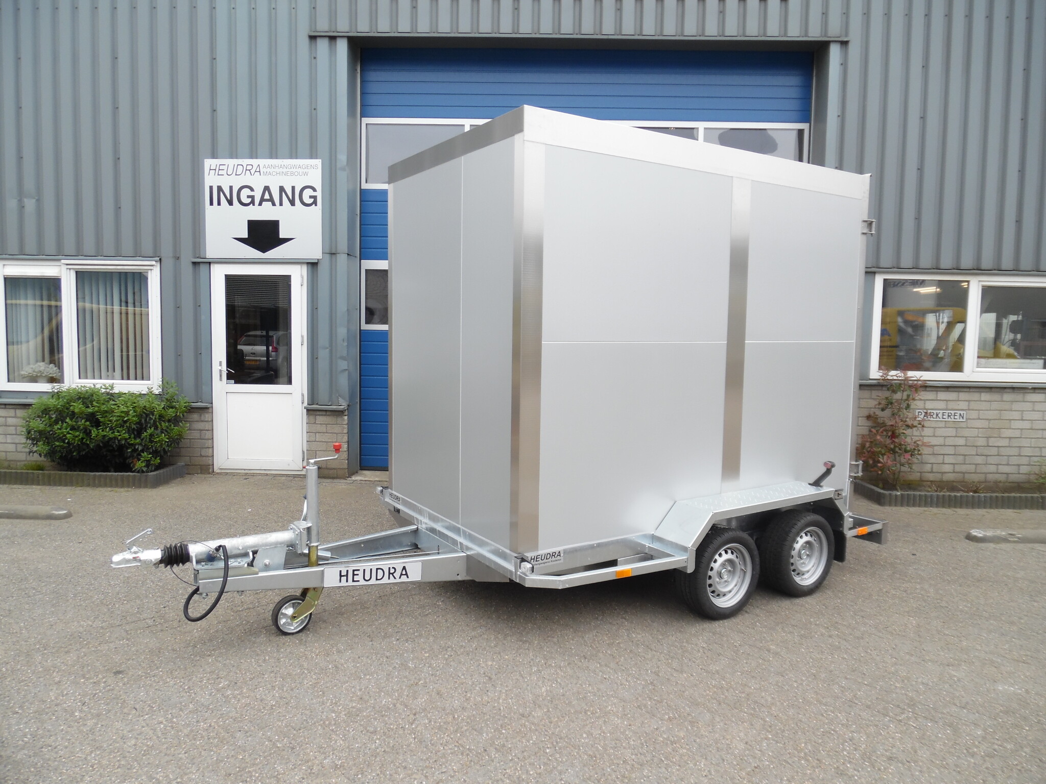 Gesloten maatwerk koelaanhangwagen voor hangend vleesvervoer