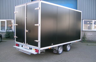Maatwerk gesloten aanhangwagen met sandwich opbouw
