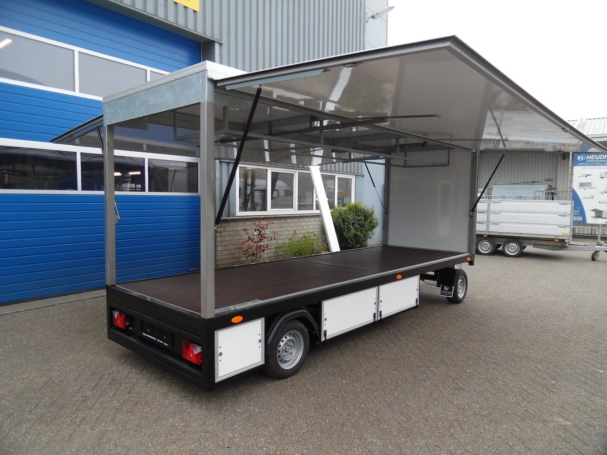 Heudra gesloten maatwerk marktwagen met sandwich opbouw