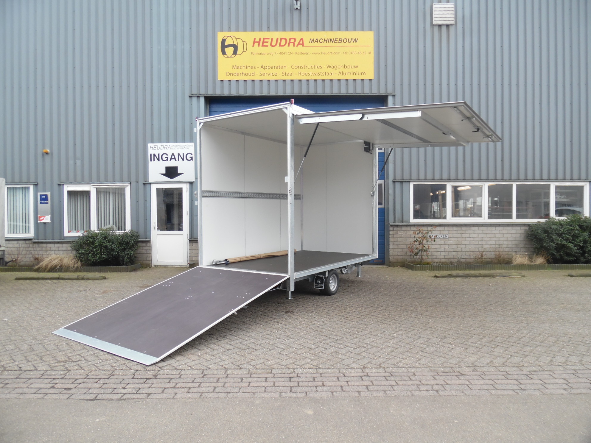 Heudra gesloten aanhangwagen met verkoopklep en oprijklep