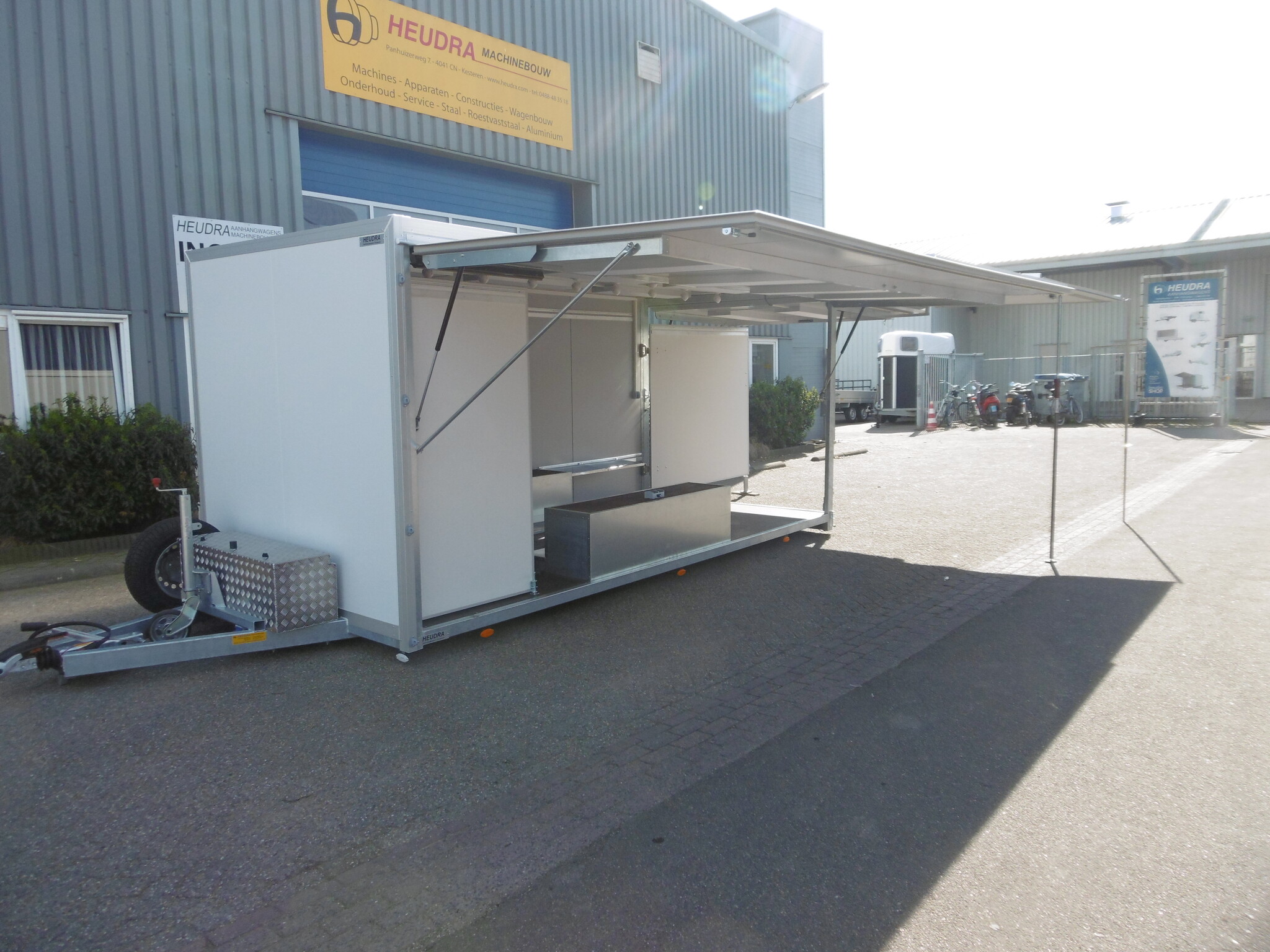 Heudra maatwerk gesloten aanhangwagen met verkoopkleppen