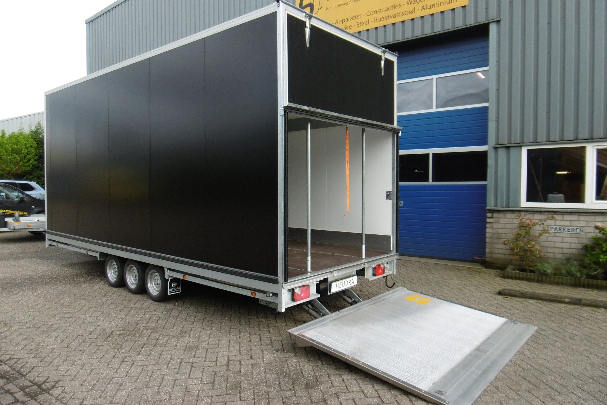 Heudra maatwerk gesloten aanhangwagen met laadklep
