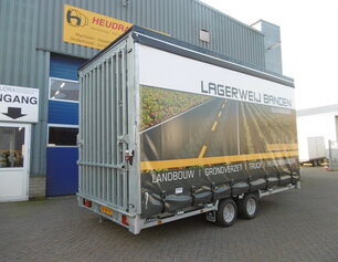 Gesloten aanhangwagen met huifopbouw op maat