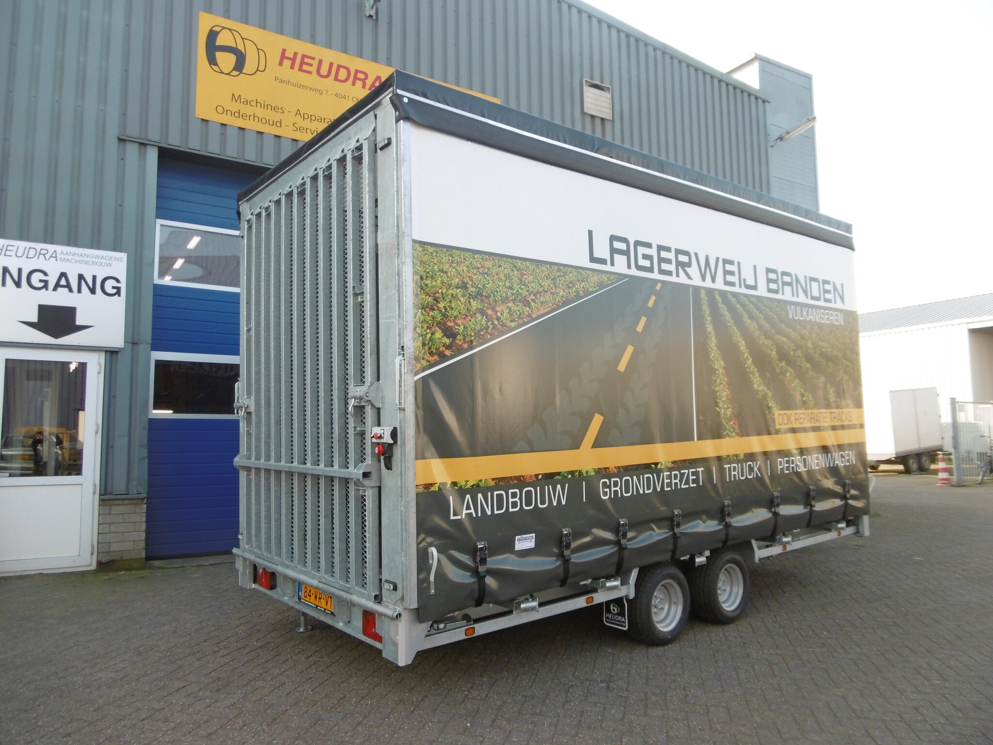 Gesloten aanhangwagen met huifopbouw op maat