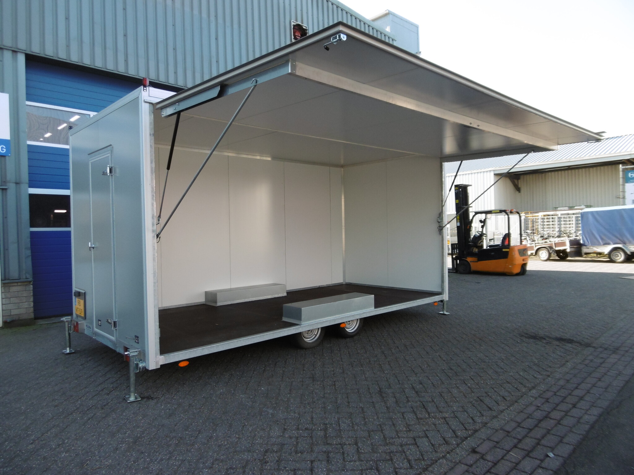 Heudra maatwerk gesloten verkoopwagen met verlaagde vloer