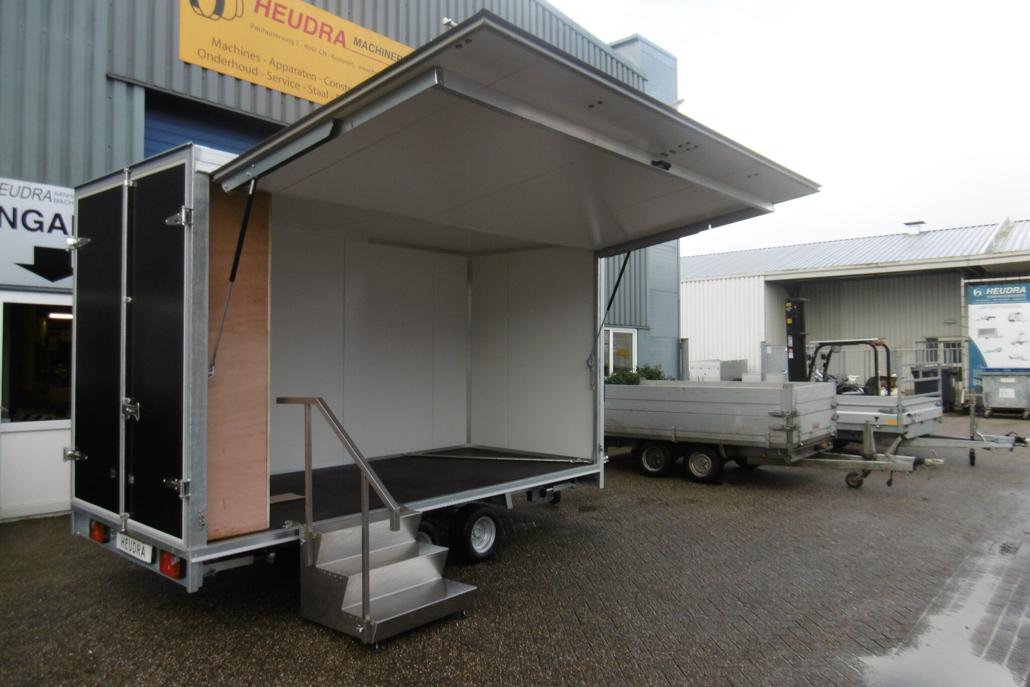 Heudra maatwerk gesloten presentatiewagen