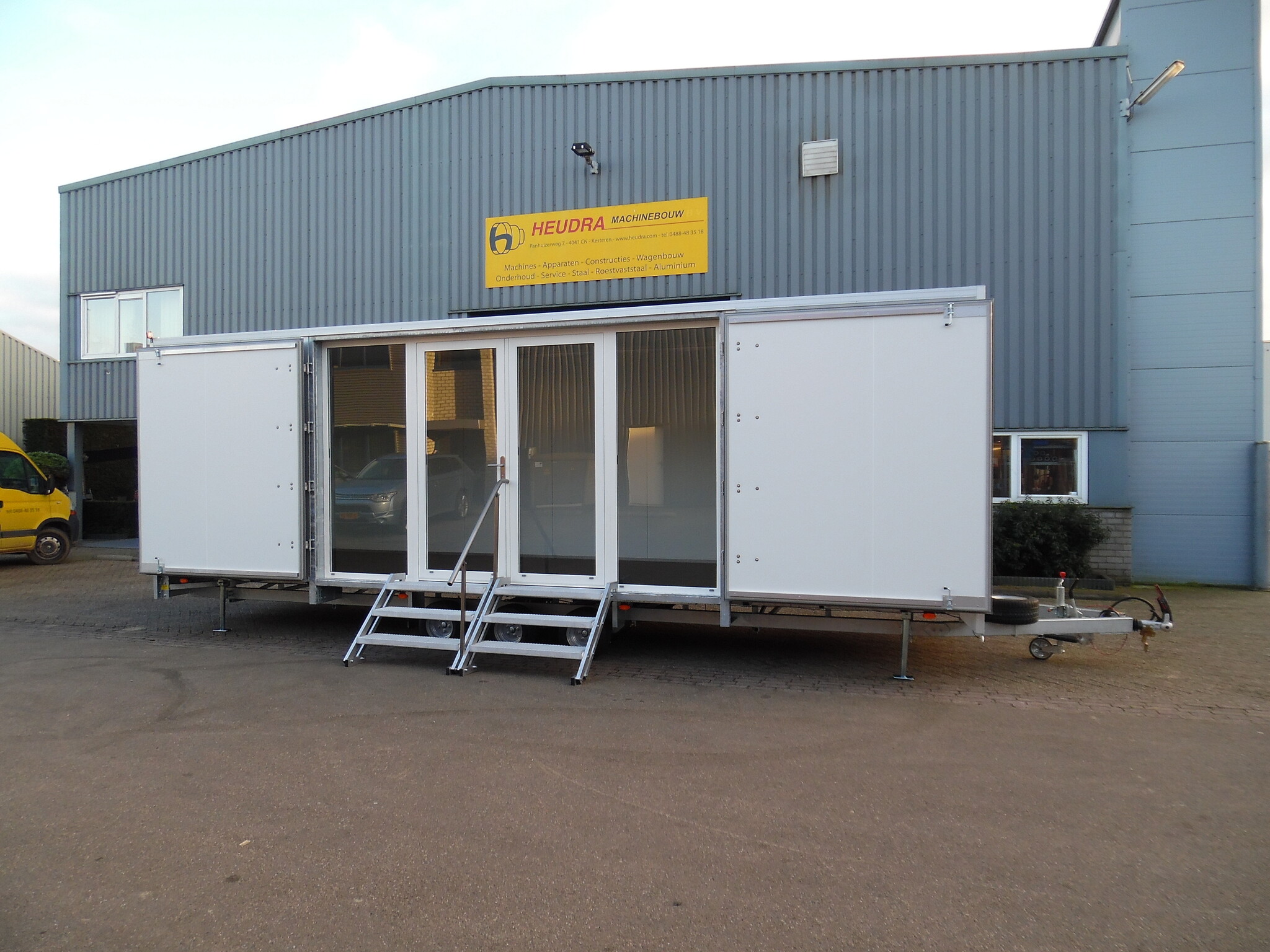 Heudra maatwerk gesloten aanhangwagen met zijdeuren en glazen pui