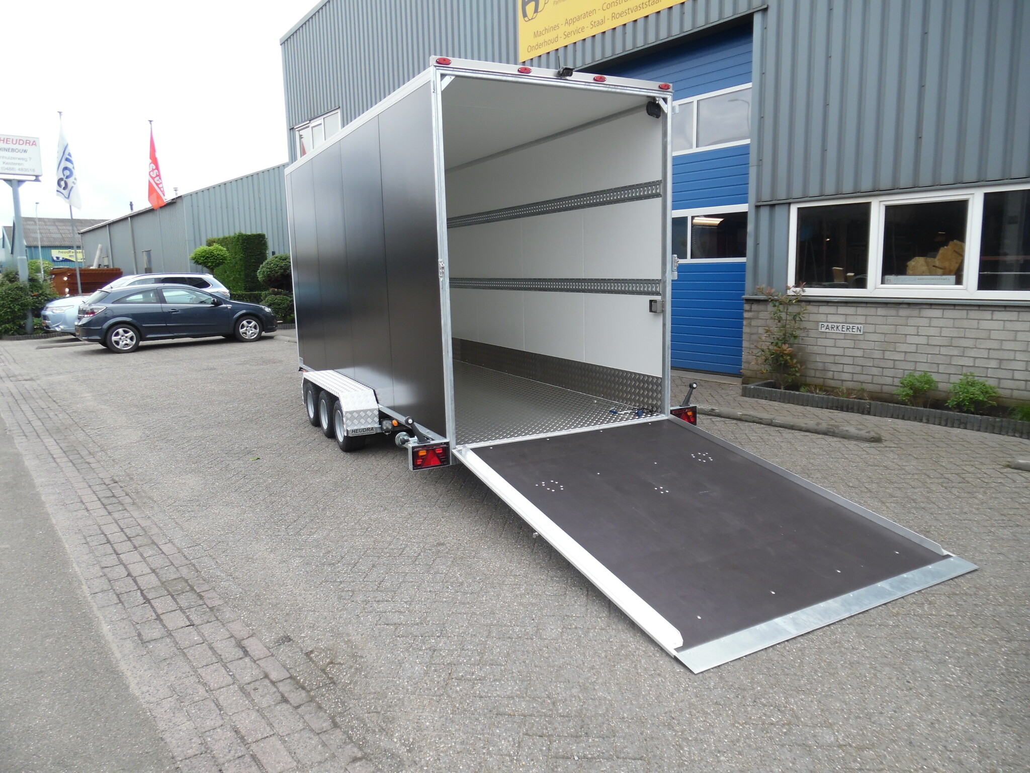 Heudra maatwerk gesloten aanhangwagen met sandwich opbouw