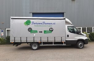 Huifopbouw op auto van Betuwe Bomen