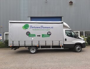Huifopbouw op auto van Betuwe Bomen