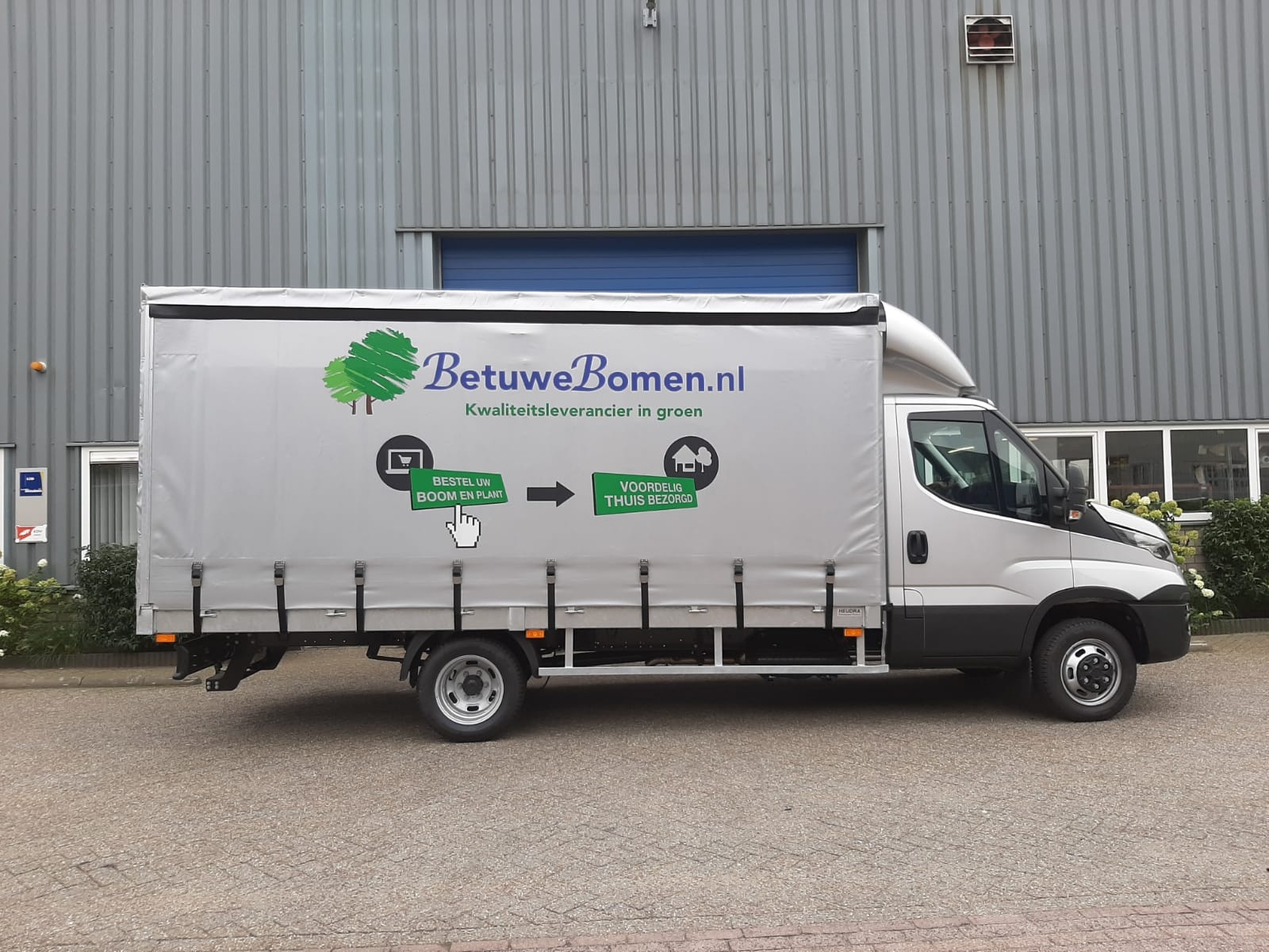 Huifopbouw op auto van Betuwe Bomen
