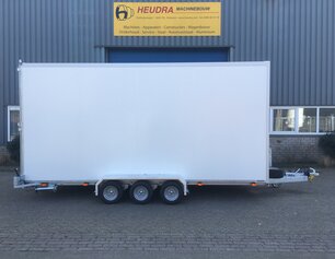 Gesloten maatwerk aanhangwagen met sandwich opbouw