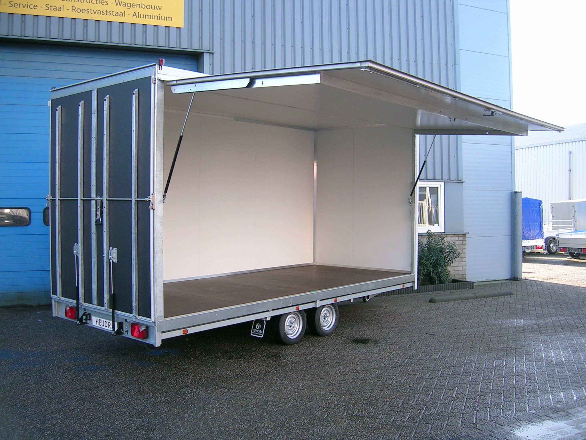 Heudra gesloten verkoopwagen met oprijklep
