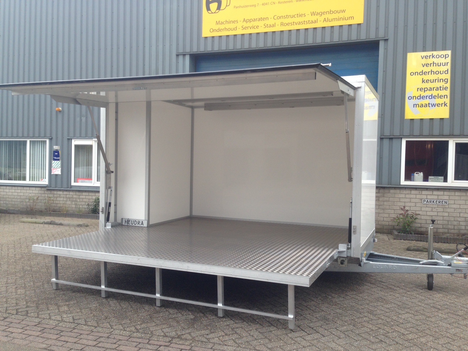 Heudra maatwerk gesloten presentatiewagen wit