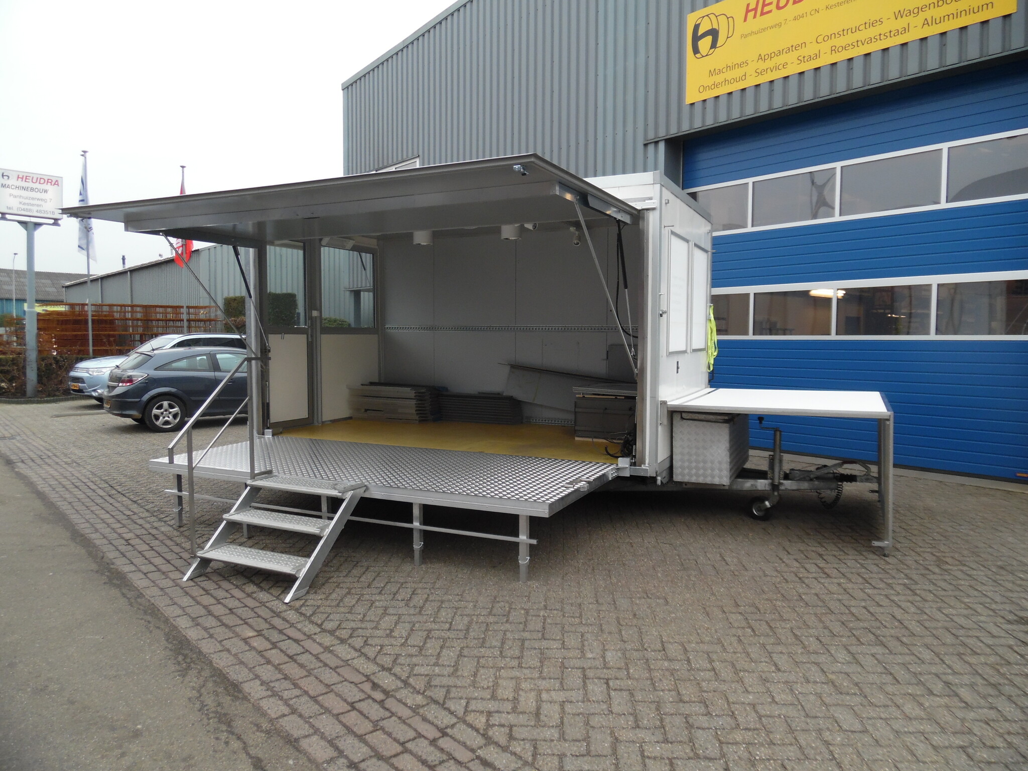 Heudra maatwerk gesloten aanhangwagen met verkoopkleppen