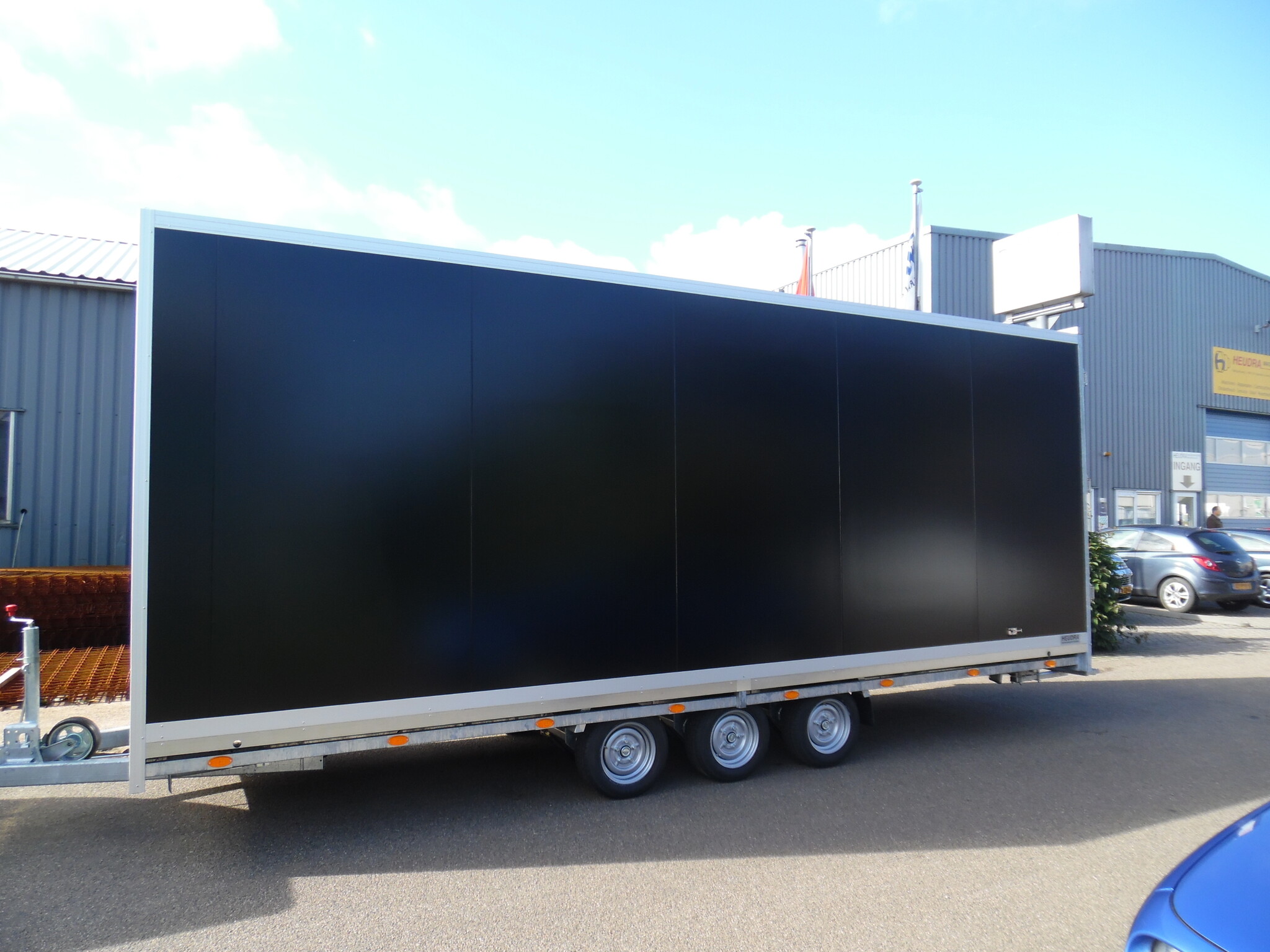 Heudra maatwerk evenementen aanhangwagen met sandwich opbouw