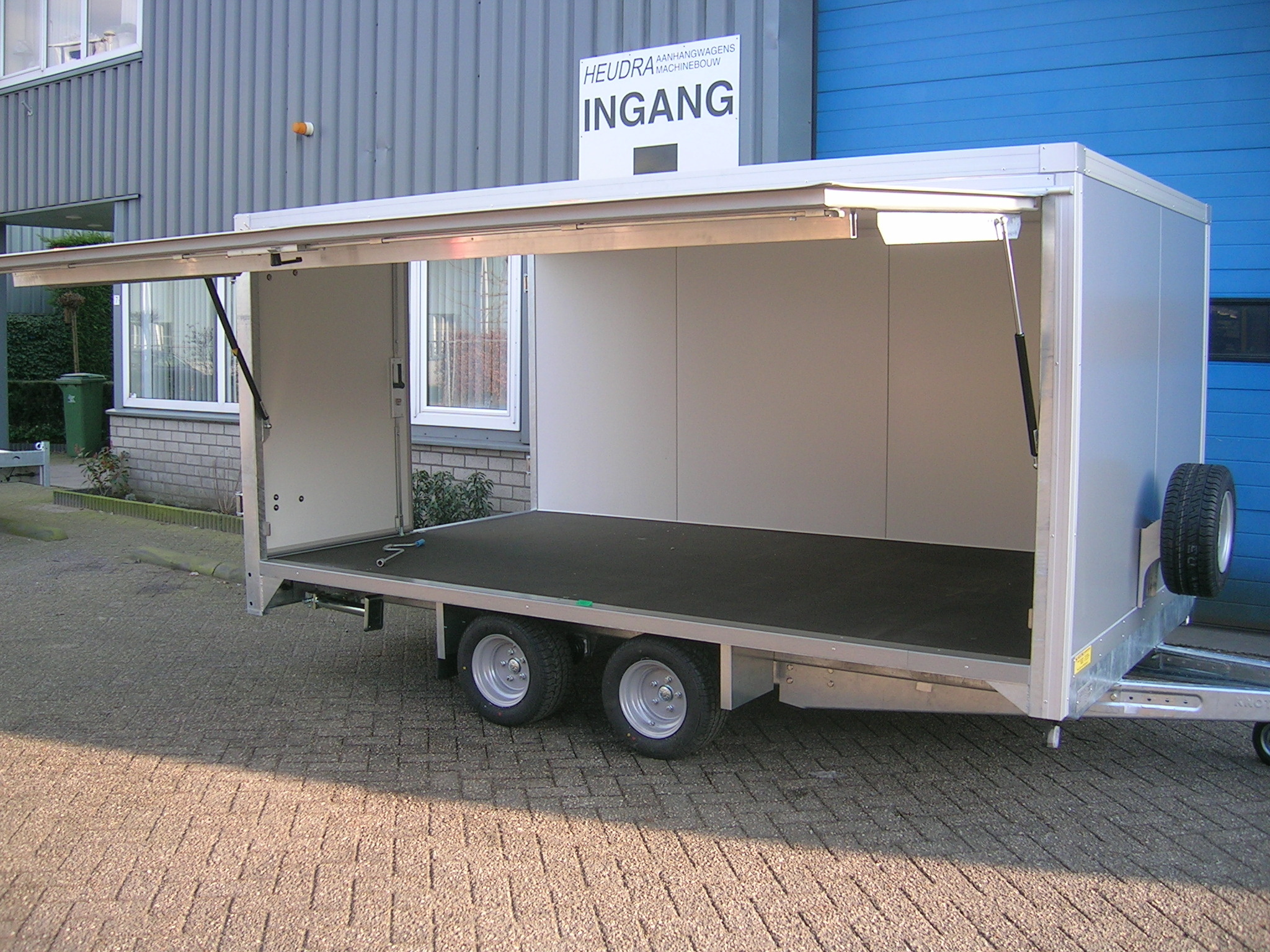 Heudra maatwerk gesloten aanhangwagen met verkoopklep