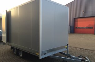 Maatwerk gesloten aanhangwagen met sandwich opbouw
