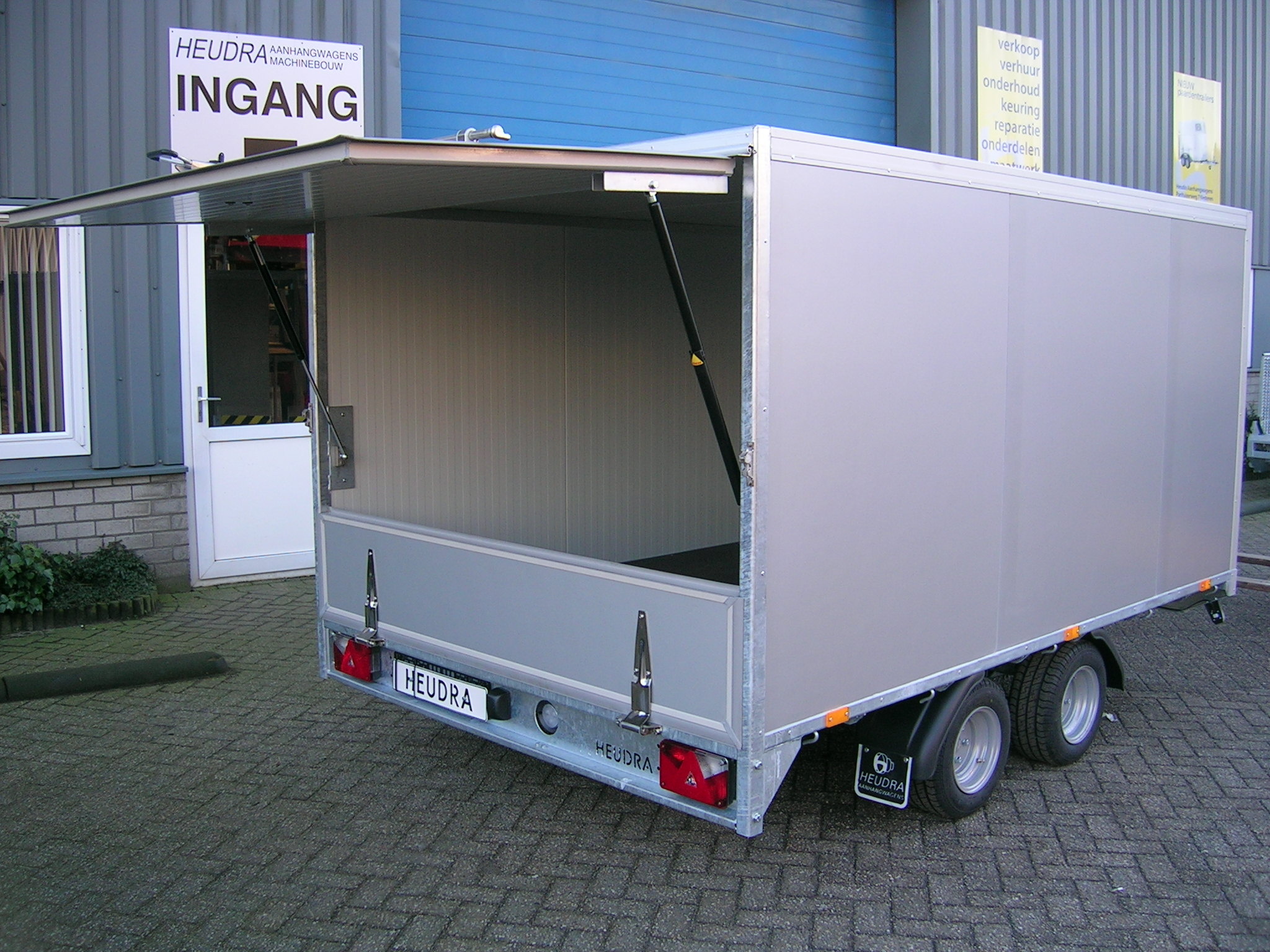 Maatwerk gesloten aanhangwagen met sandwich opbouw