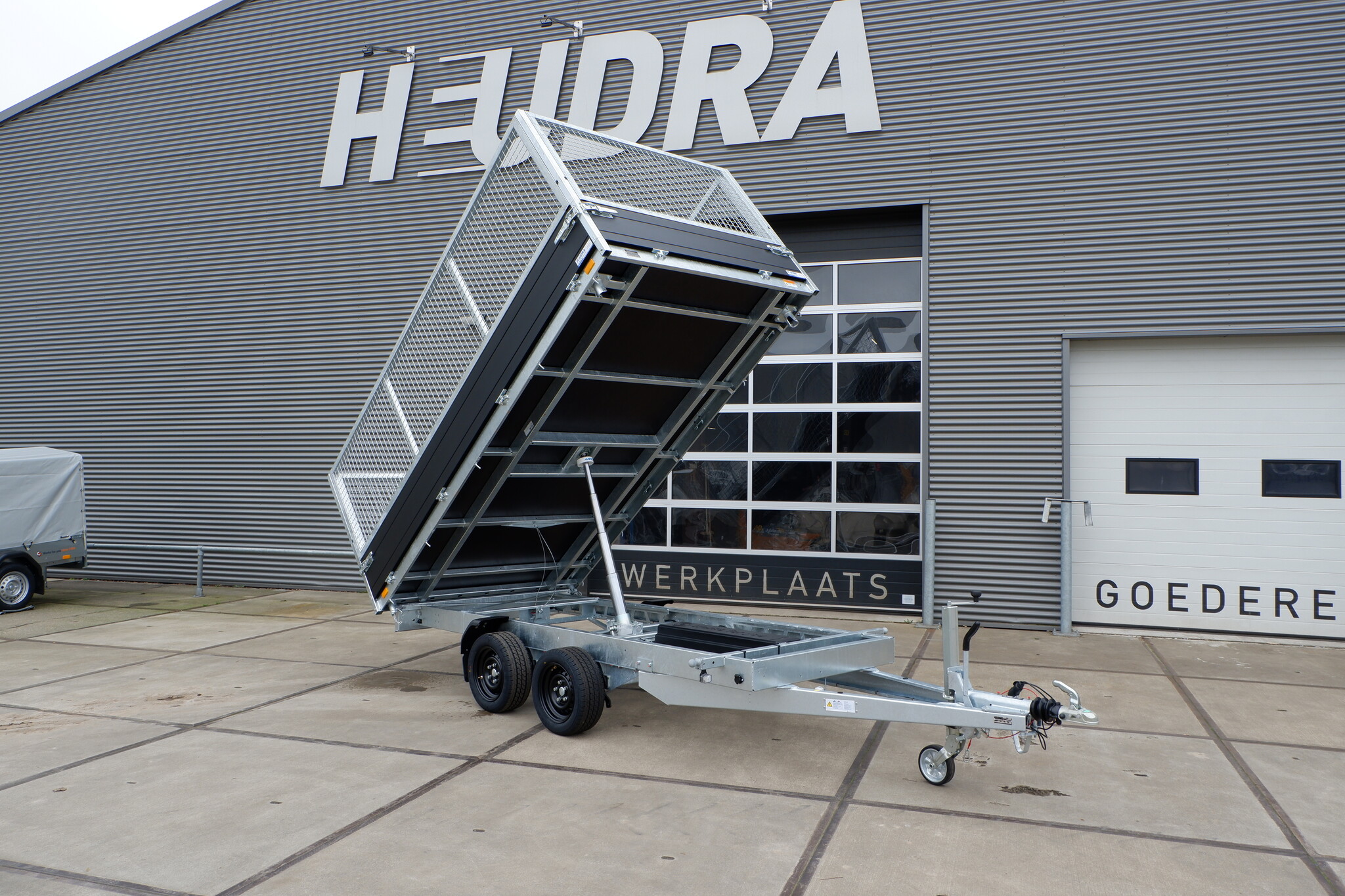 Saris elektrische driezijdige kipper 2700kg 356x184cm Black Edition met loofrekken