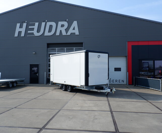 Henra gesloten plateauwagen 3500kg 453x202x220cm met verkoopklep en zijdeur