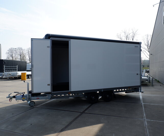 Henra gesloten plateauwagen 3500kg 453x202x220cm met verkoopklep en zijdeur