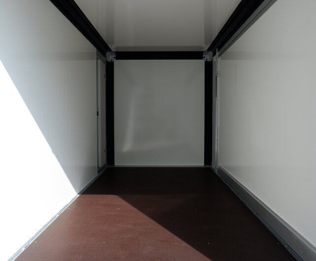Henra gesloten plateauwagen 3500kg 453x202x220cm met verkoopklep en zijdeur