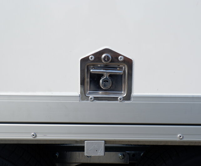 Henra gesloten plateauwagen 3500kg 453x202x220cm Xpert met verkoopklep en zijdeur