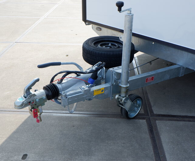 Henra gesloten plateauwagen 3500kg 453x202x220cm Xpert met verkoopklep en zijdeur