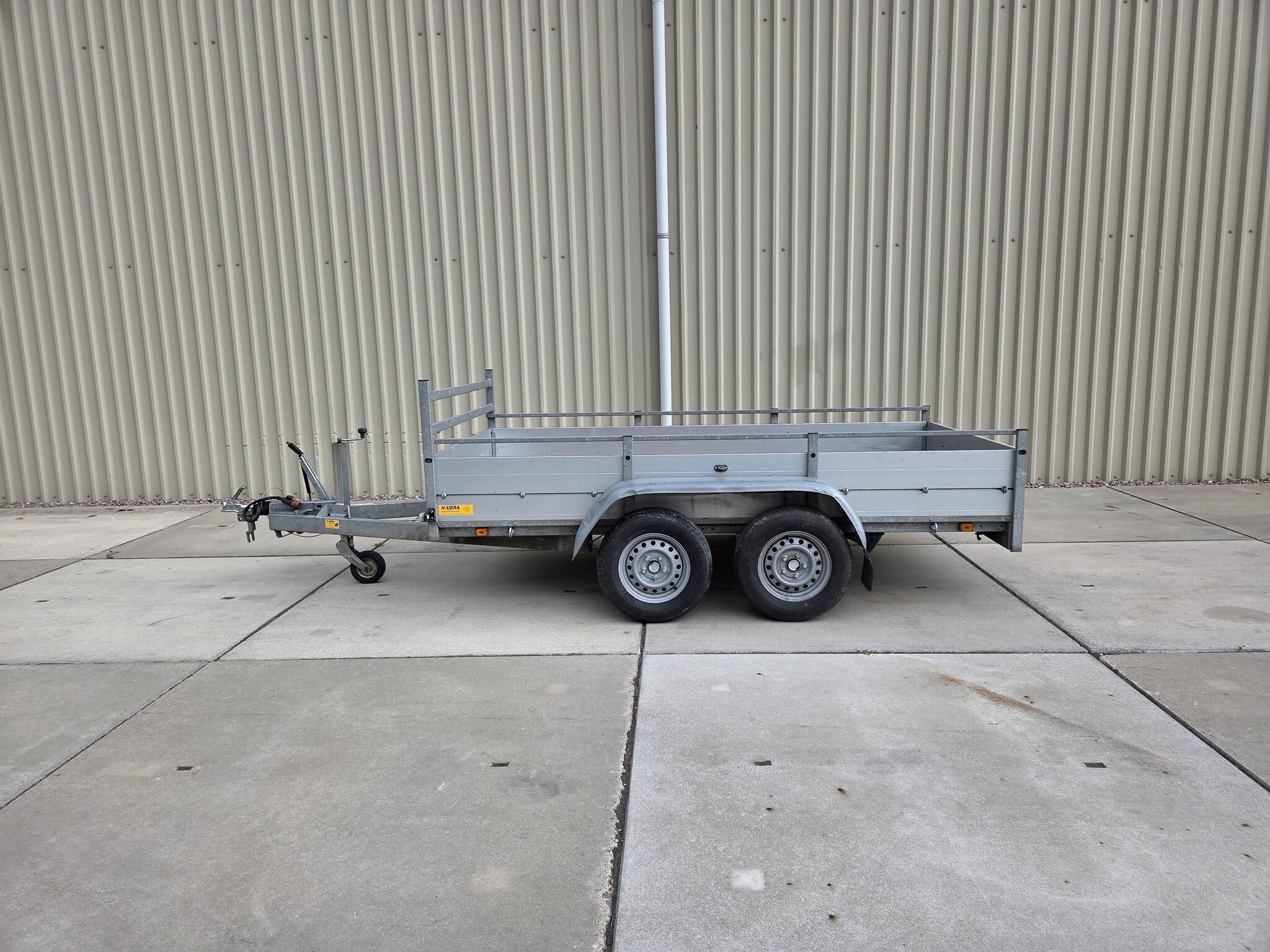 Verhuurmodel bakwagen tandemas 2500kg 301x150cm