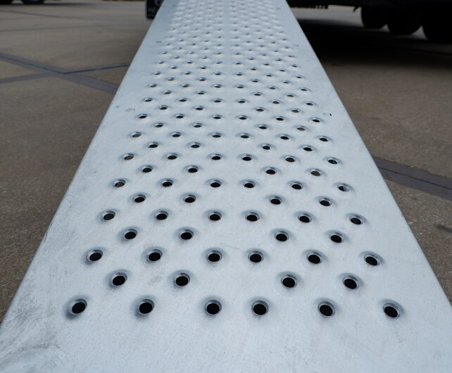 Henra machinetransporter 3500kg 450x170cm Aluminium klikvloer met oprijbalken